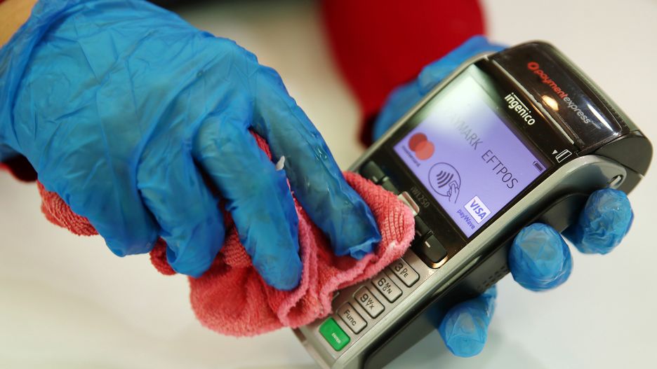 Koronawirus w Polsce i na świecie. Kto na tym zarabia?