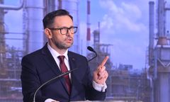 Jako europoseł musi ujawnić majątek. Tuż przed wyborami przepisał udziały na syna