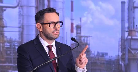 Jako europoseł musi ujawnić majątek. Tuż przed wyborami przepisał udziały na syna