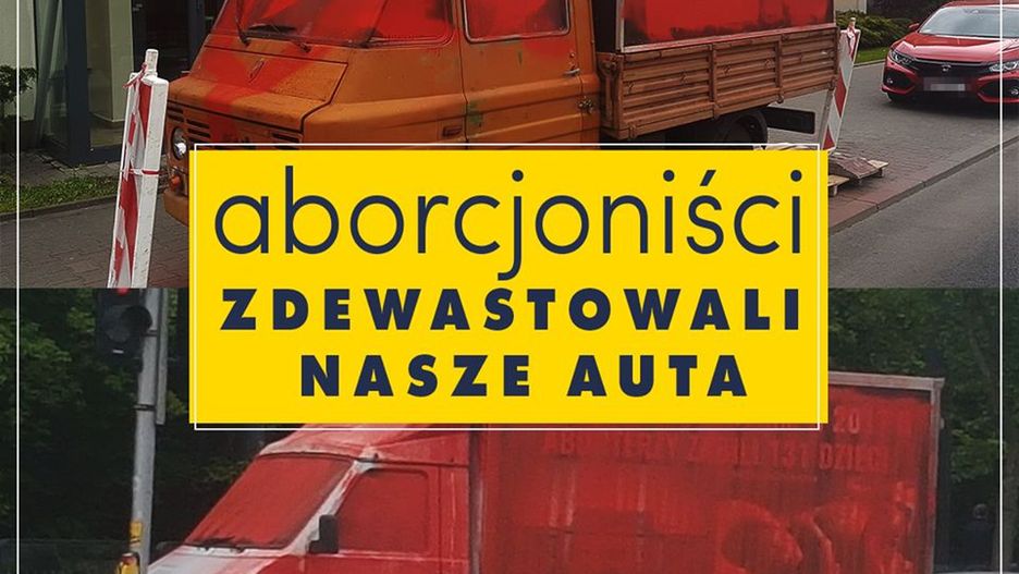 Warszawa. Furgonetki zostały zamalowane czerwoną farbą