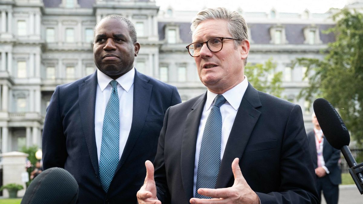 Archiwum zagraniczne East News 2024-09
British Prime Minister Keir Starmer (R) and British Foreign Secretary David Lammy (L) speak to the media outside of the West Wing of the White House in Washington, DC, September 13, 2024, following a meeting with US President Joe Biden. (Photo by SAUL LOEB / AFP)
SAUL LOEB
