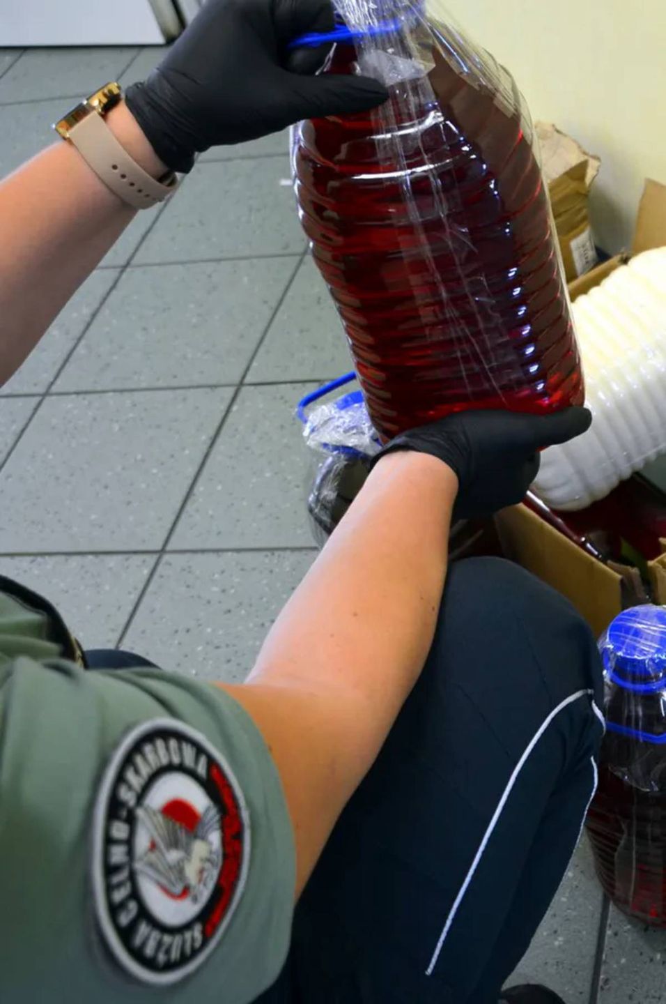 Przewoził blisko 130 litrów nielegalnego alkoholu