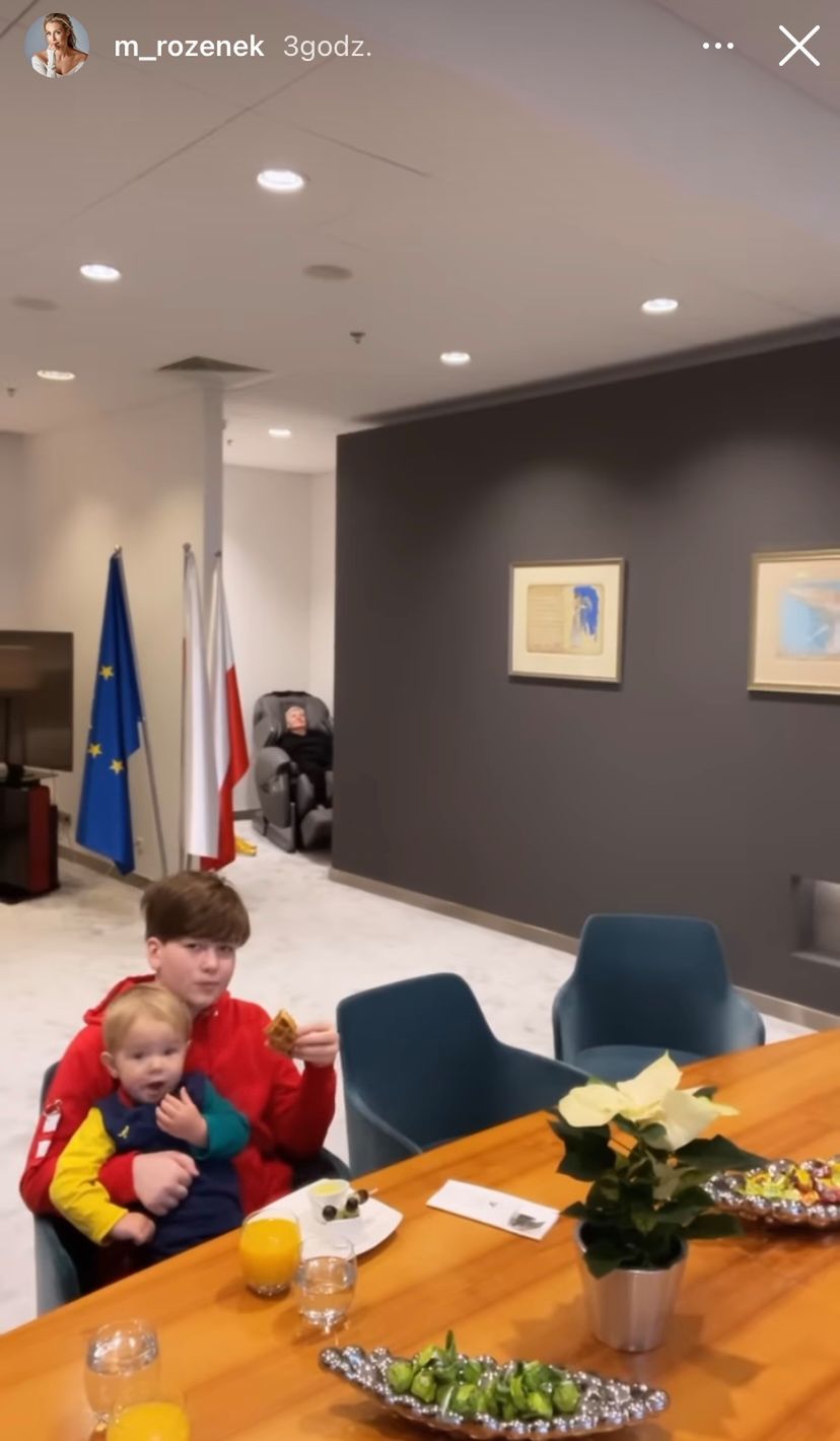 Małgorzata Rozenek i Radosław Majdan z rodziną na lotnisku