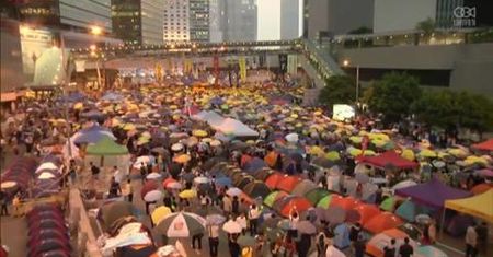 Parasole pozostają wzniesione do góry; trwa protest w Hongkongu