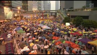 Parasole pozostają wzniesione do góry; trwa protest w Hongkongu