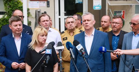 Siemoniak w Ząbkach: "Niczego nie wykluczamy"