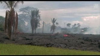 Lawa zbliża się do domów na Hawajach