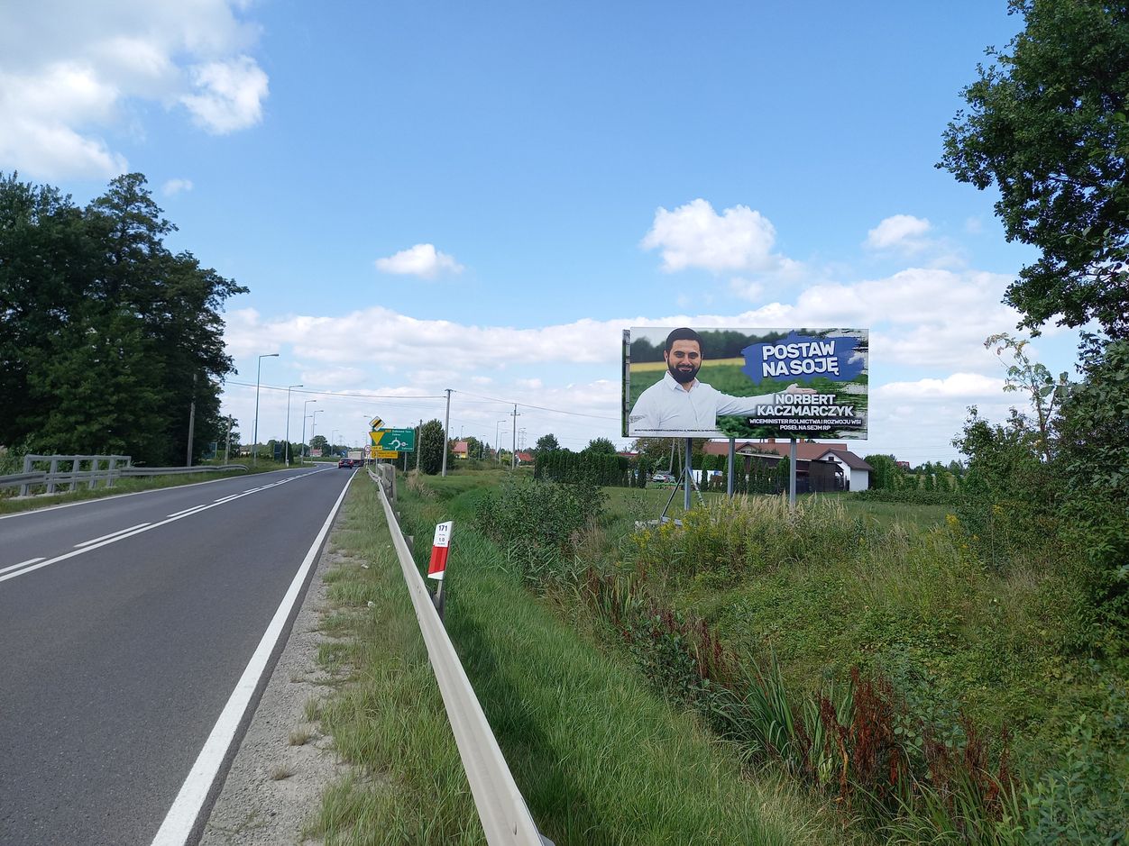 Billboard z wiceministrem Kaczmarczykiem. Okolice Tarnowa