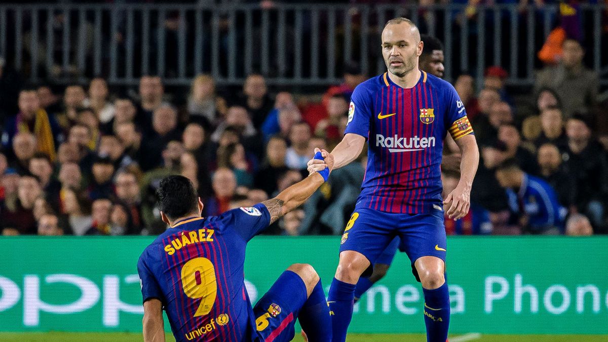 Getty Images / Power Sport Images/Getty Images / Na zdjęciu: Luis Suarez i Andres Iniesta