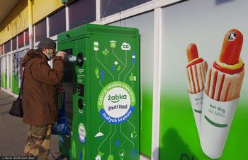 System kaucyjny i hot dogi obok kosza. Nie ma wytycznych Sanepidu