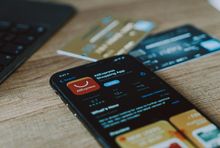 AliExpress na smartfonie, fot. unsplash