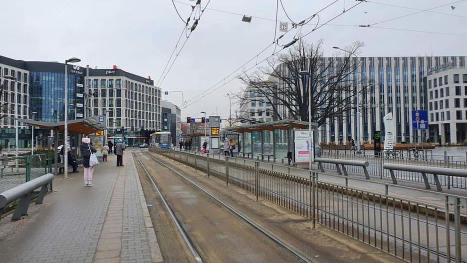 Wrocław. Nożownik wbiegł do tramwaju. Policja szuka mężczyzny