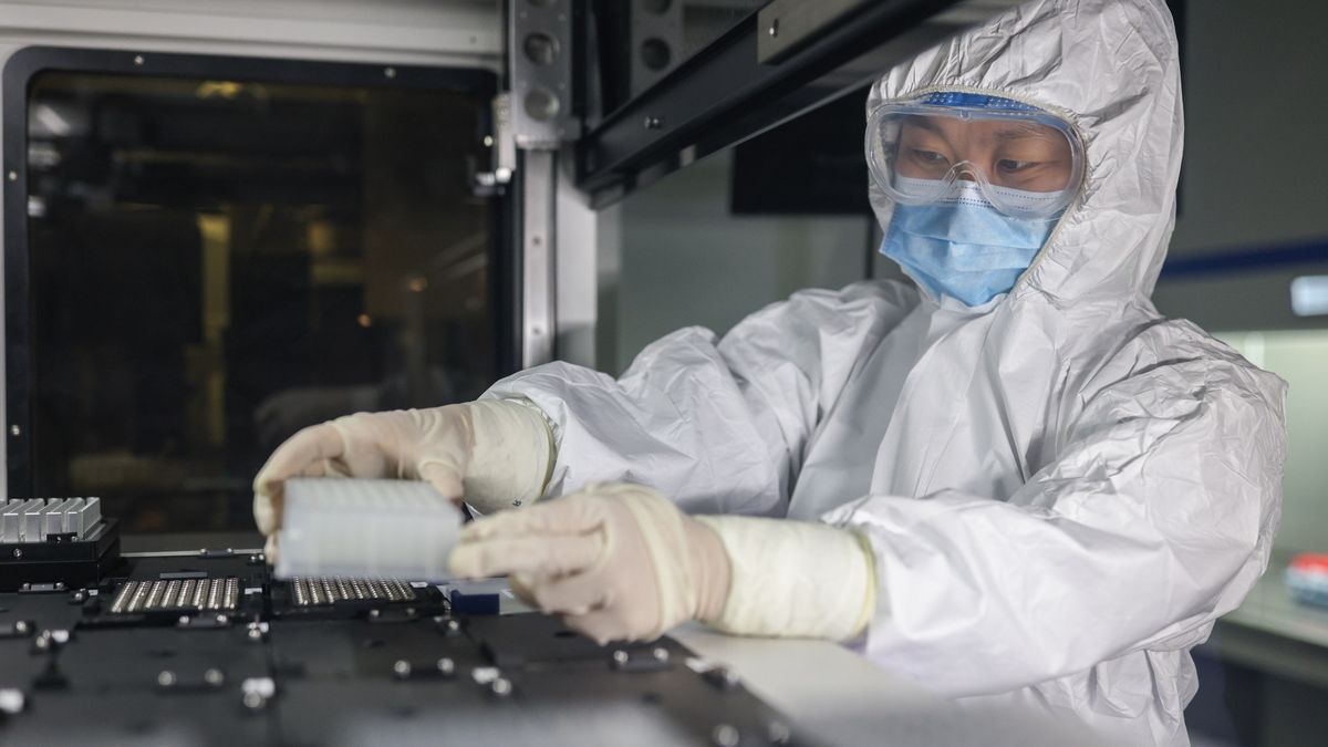 W raporcie "Bild" powołano się na badania niemieckiego naukowca prof. Rolanda Wiesendangera, który twierdzi, że koronawirus wydostał się z laboratorium wirusologicznego w Wuhan w wyniku wypadku.