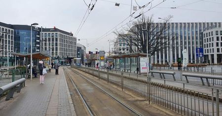 Wrocław. Nożownik wbiegł do tramwaju. Policja szuka mężczyzny