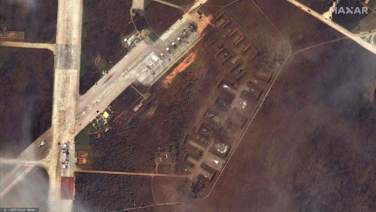 Zdjęcia satelitarne bazy Saki na Krymie wykonane dwa dni po serii eksplozji
