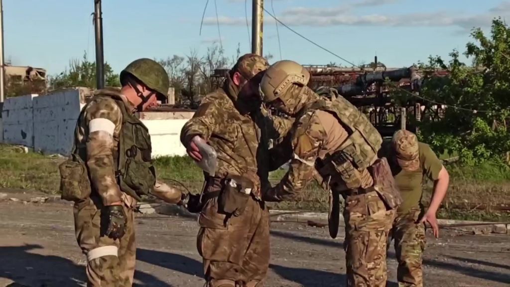 Rosjanie przeszukują jeńców w Azowstalu