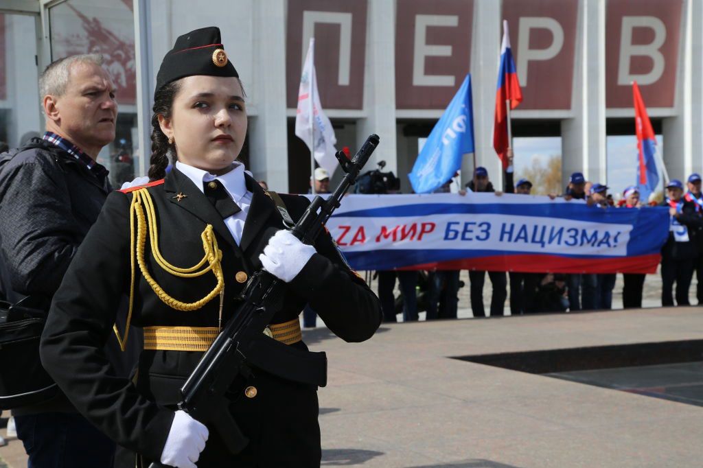 Młodzież na straży rosyjskiej tradycji. Kadetka w Moskwie, za nią hasło: "Za świat bez nazizmu" 