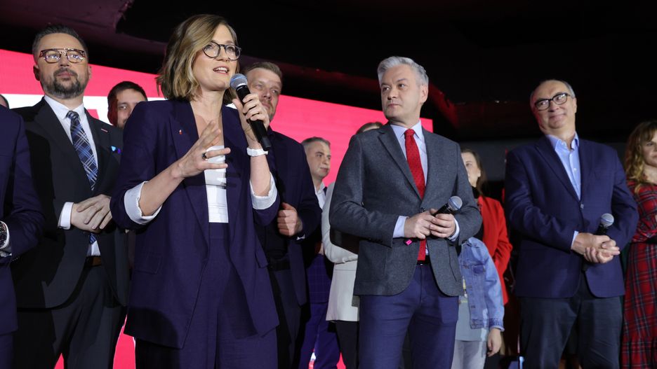 Warszawa, 07.04.2024. Wybory samorządowe 2024. Kandydatka Lewicy i ruchu Miasto Jest Nasze na prezydenta stolicy, wicemarszałek Senatu Magdalena Biejat (3L), wicemarszałek Sejmu Włodzimierz Czarzasty (2P) i lider partii Wiosna Robert Biedroń (C) w sztabie wyborczym Lewicy, 7 bm. w Warszawie. Zakończyły się wybory samorządowe. (ad) PAP/Rafał Guz