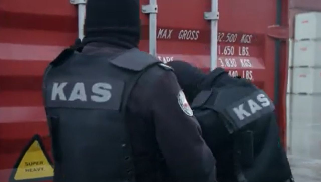 Nielegalna apteka w bagażu. Funkcjonariusze KAS przejmują setki farmaceutyków