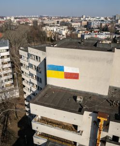 Warszawa. Flagi Polski i Ukrainy na budynku przy Sobieskiego 100. Pojawiły się w nocy