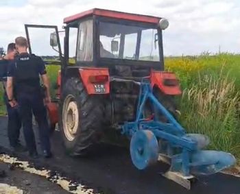Zaorał drogę. Siostra rolnika zabrała głos. "To była desperacja człowieka"