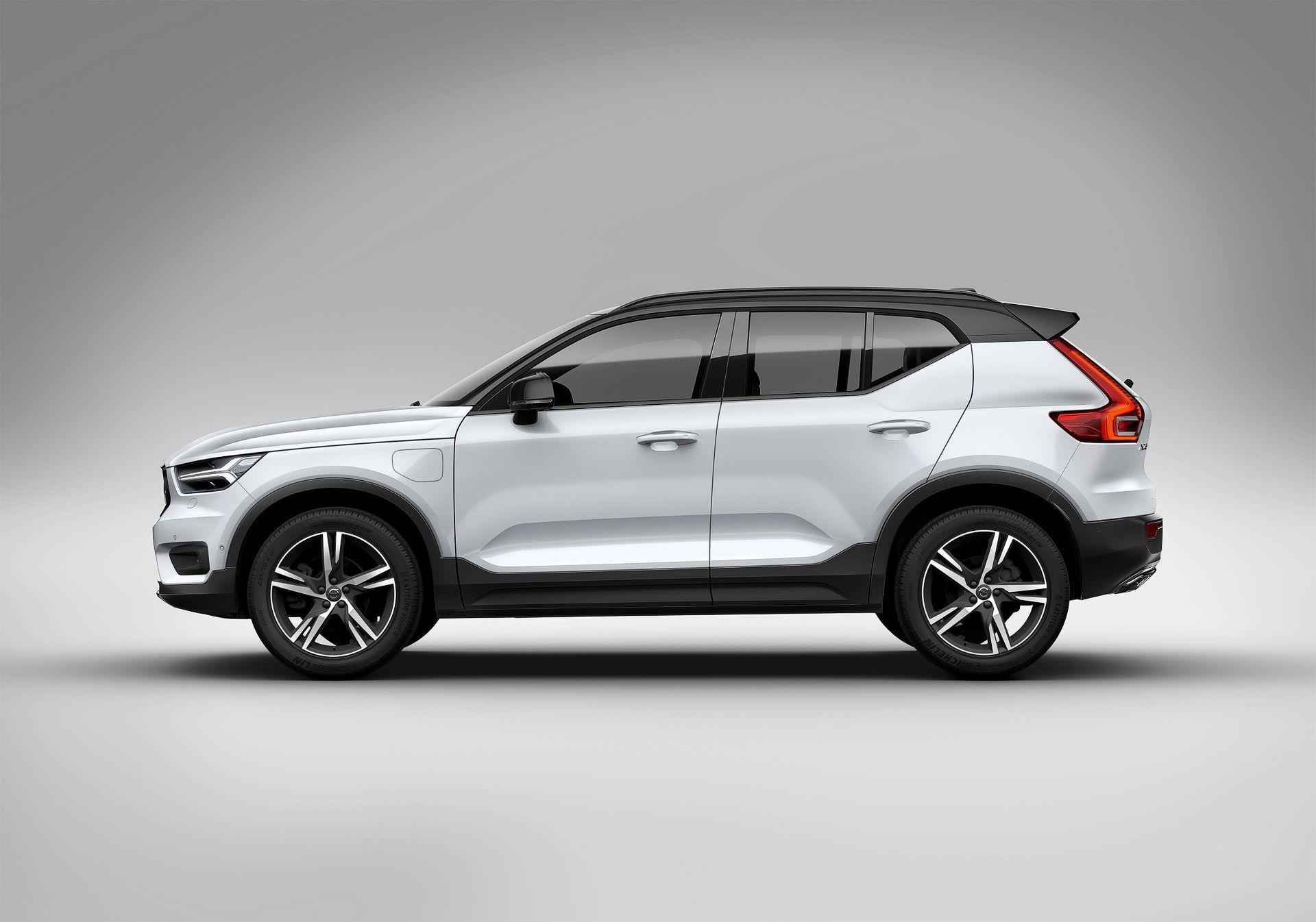 Z zewnątrz wersję hybrydową można rozpoznać po dodatkowej klapce na błotniku (fot. Volvo)