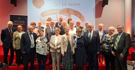 Pół wieku razem. Pary z Ostrowca Świętokrzyskiego świętowały Złote Gody