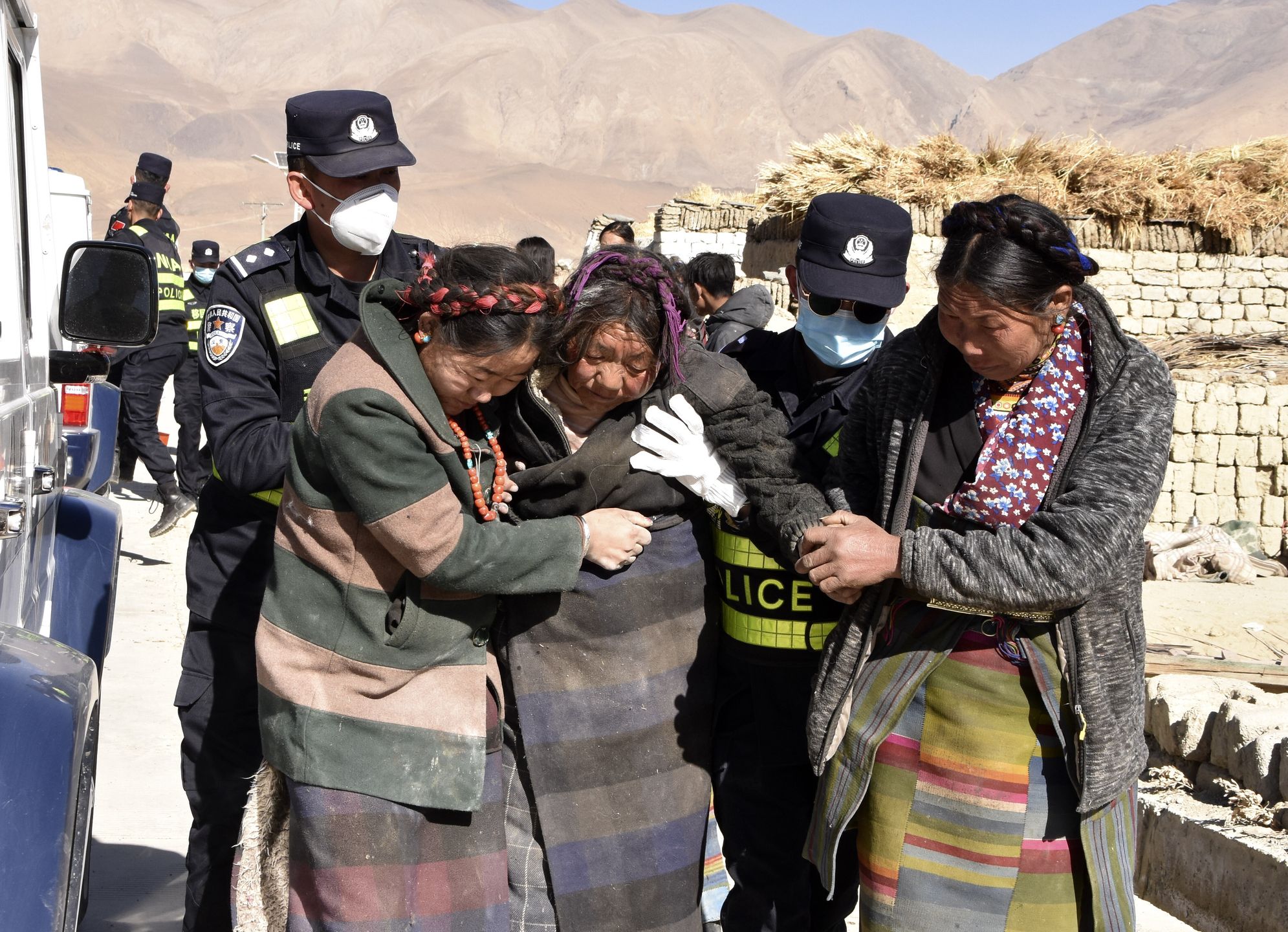 Rescuers transfer injured people at Zhacun Village of Dingri County in Xigaze, southwest China's Xizang Autonomous Region, 07 January 2025. At least of 95 people have been confirmed dead and 130 others injured during the 6.8-magnitude earthquake that jolted Dingri County in the city of Xigaze in in southwest China's Xizang Autonomous Region at 9:05 a.m. (Beijing Time) on January 7, according to regional disaster relief headquarters. EPA/XINHUA / LIU YOUSHENG CHINA OUT / UK AND IRELAND OUT / MANDATORY CREDIT EDITORIAL USE ONLY Dostawca: PAP/EPA.