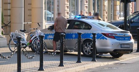 Przejechał rowerem przez przejście dla pieszych, nie zauważył stojącego przed skrzyżowaniem radiowozu