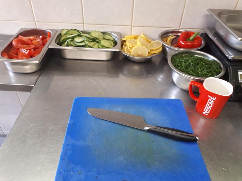 Pracownik kuchni w sezonowej restauracji na wagę złota. Może zarobić nawet 6 tys. zł