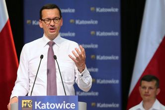 Flagi i symbole narodowe w magazynach KPRM. Przetarg w trybie przyspieszonym, by zdążyć przed 11 listopada