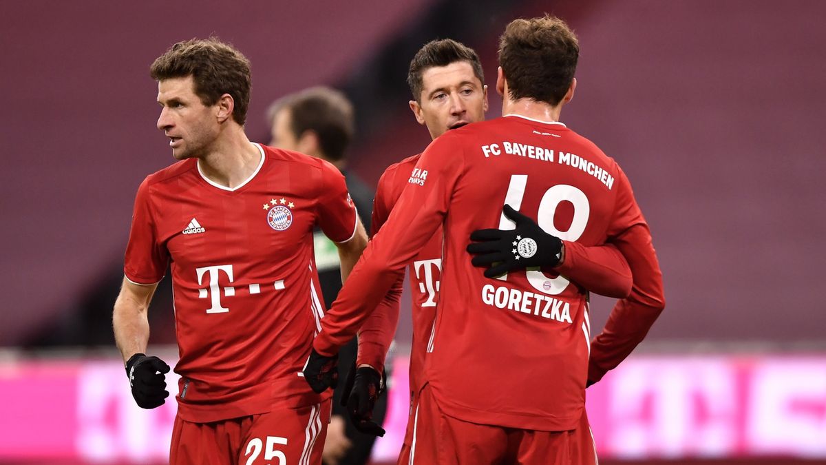 PAP/EPA / LUKAS BARTH-TUTTAS / Na zdjęciu: Robert Lewandowski (w środku) cieszy się z gola