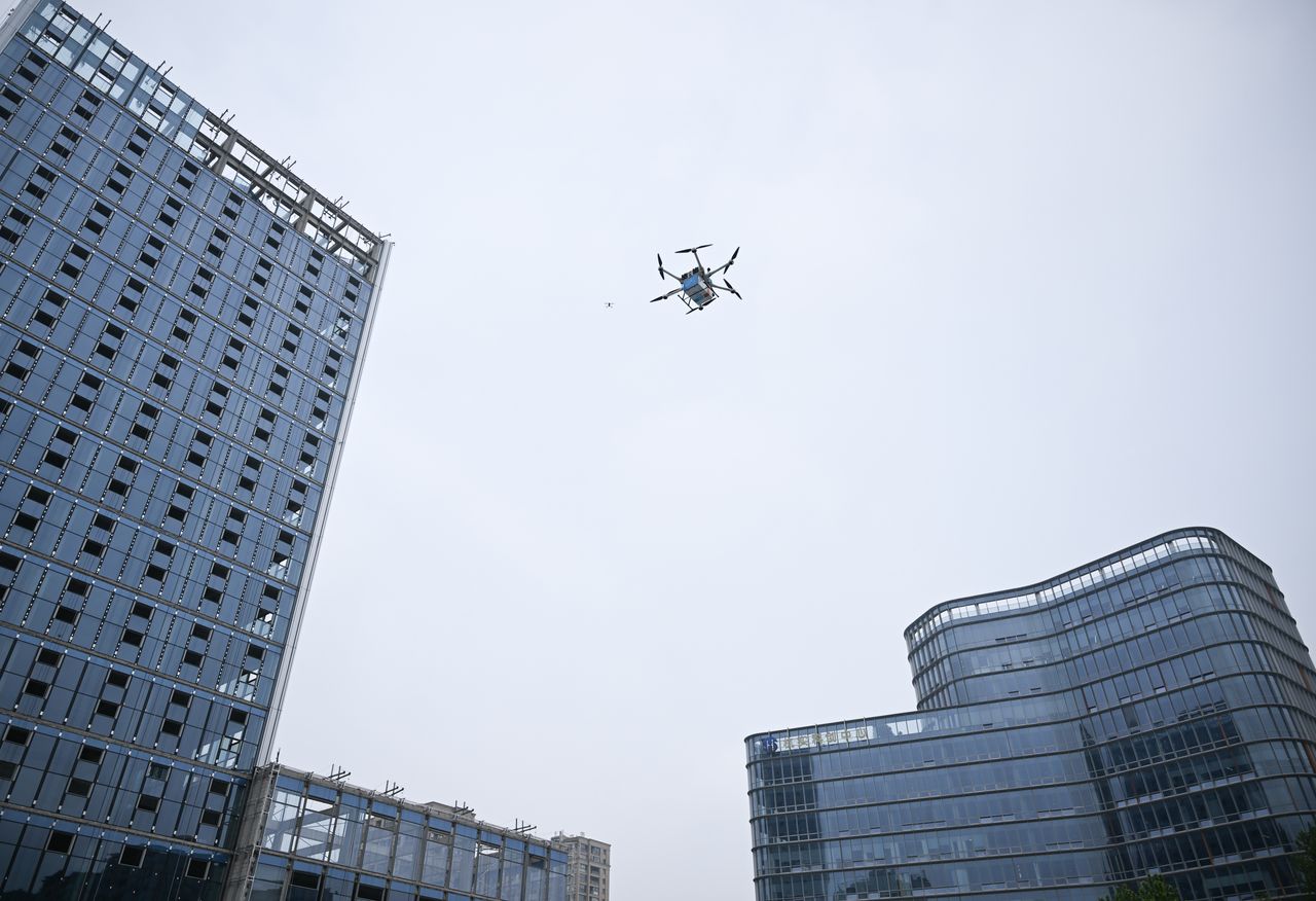 Ten dron nie musi lądować. Ładują go w trakcie lotu za pomocą mikrofal