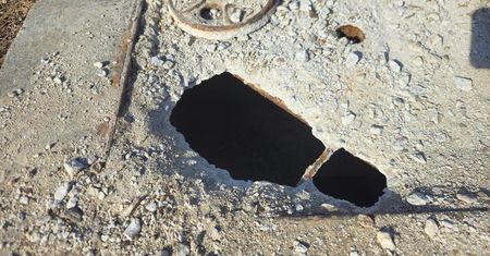 Niebezpieczne włazy na lubelskich chodnikach. ZDiTM interweniuje po naszym zgłoszeniu [ZDJĘCIA]