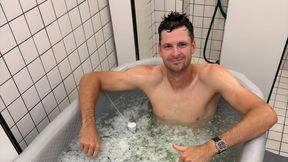 Wskoczył do wanny pełnej lodu. Poznajesz?