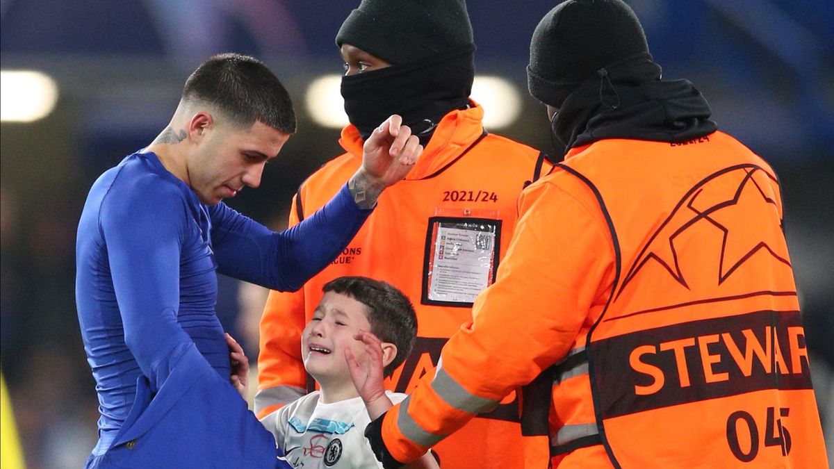 Getty Images / Na zdjęciu: Enzo Fernandez przekazujący koszulkę fanowi Chelsea