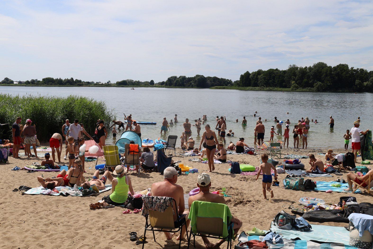 Z nieba leje się żar! Plażing nad Jeziorem Lednica. Czyta plaża, malownicze miejsce