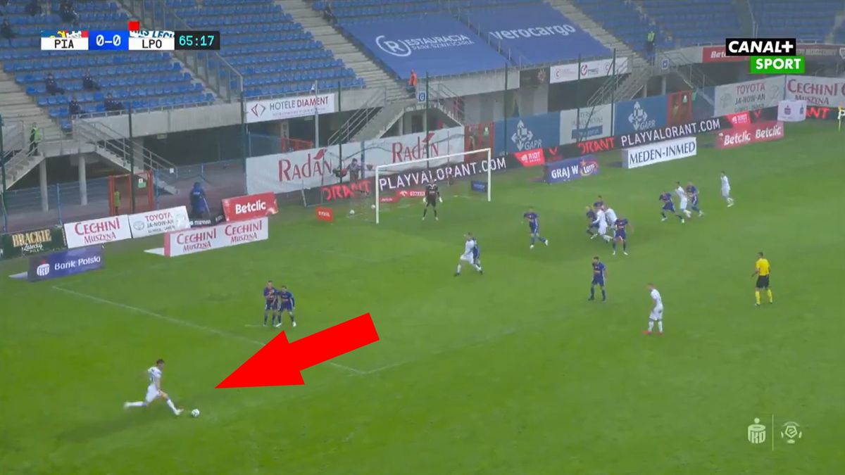 Jakub Moder strzelający gola na 1:0 w meczu Piast Gliwice - Lech Poznań