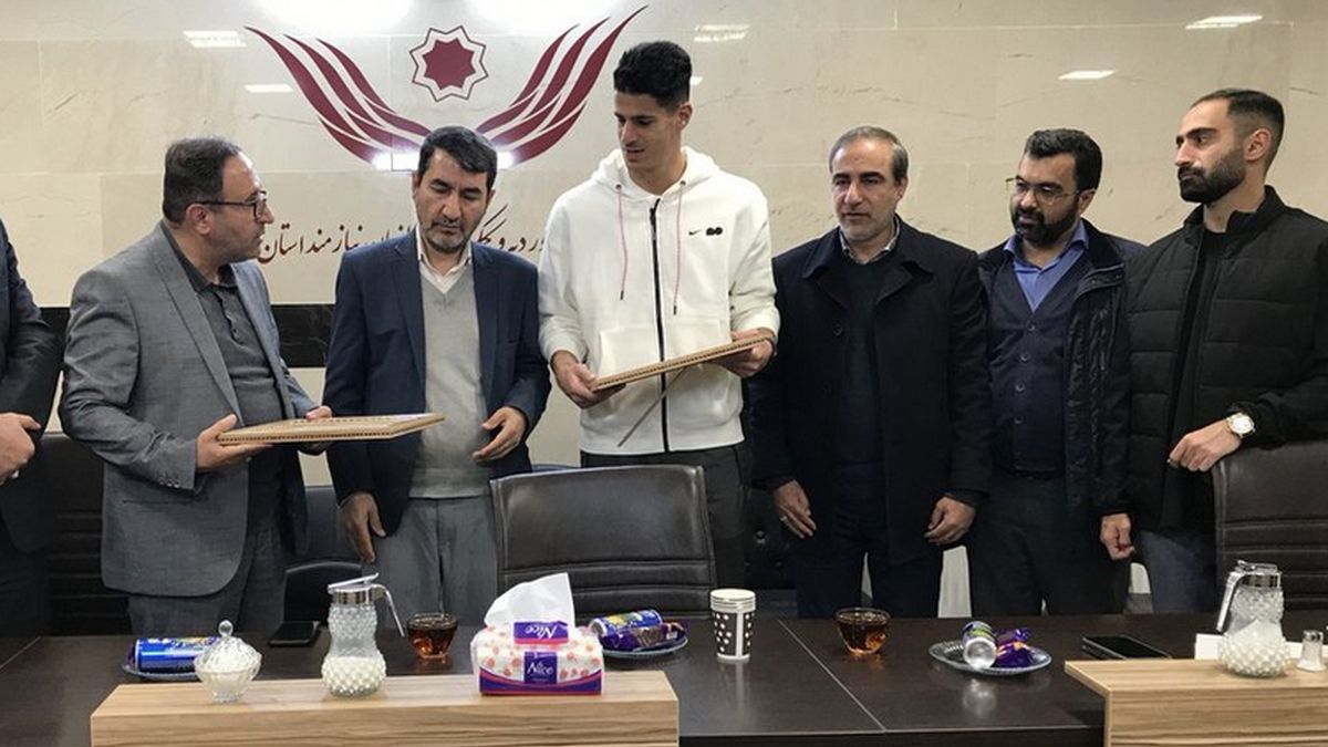 Twitter / prznsoccer / Pajam Niazmand (w białej bluzie)