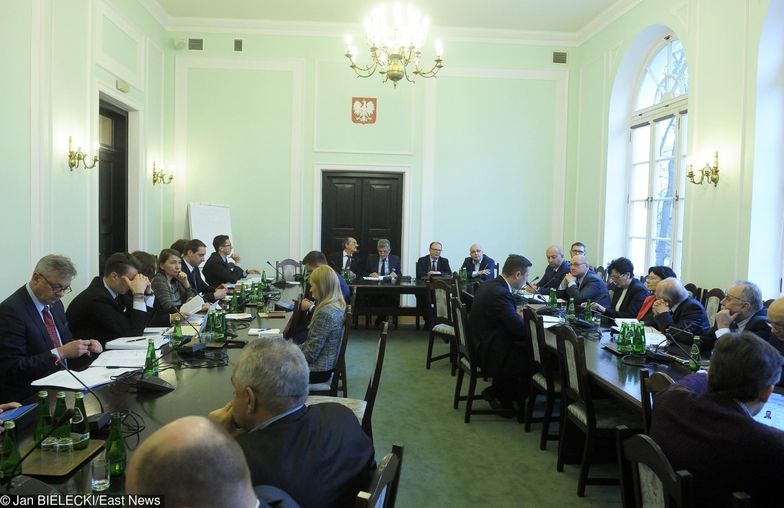 Zakładanie zespołów parlamentarnych to nowa zabawa posłów. Jest ich już ponad 200