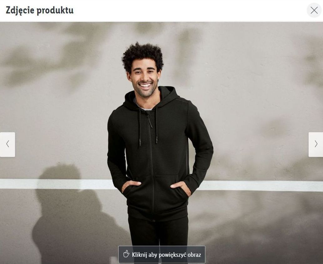 Dominic D'Angelica w look booku sieci dyskontów