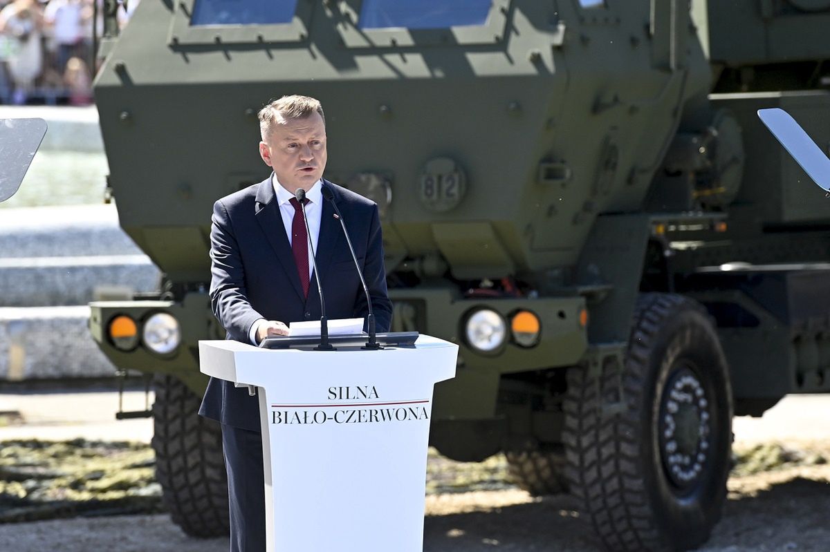 Mariusz Błaszczak ma krocie na koncie. Takim jeździ autem