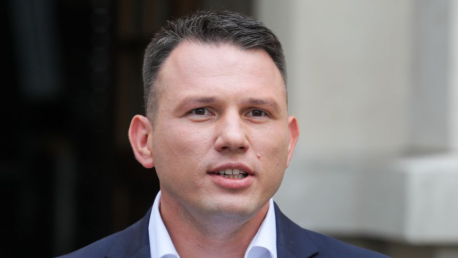 Warszawa, 27.07.2023. Prezes Nowej Nadziei, współprzewodniczący Konfederacji Sławomir Mentzen podczas konferencji prasowej przed siedzibą NIK w Warszawie, 27 bm. (sko) PAP/Paweł Supernak