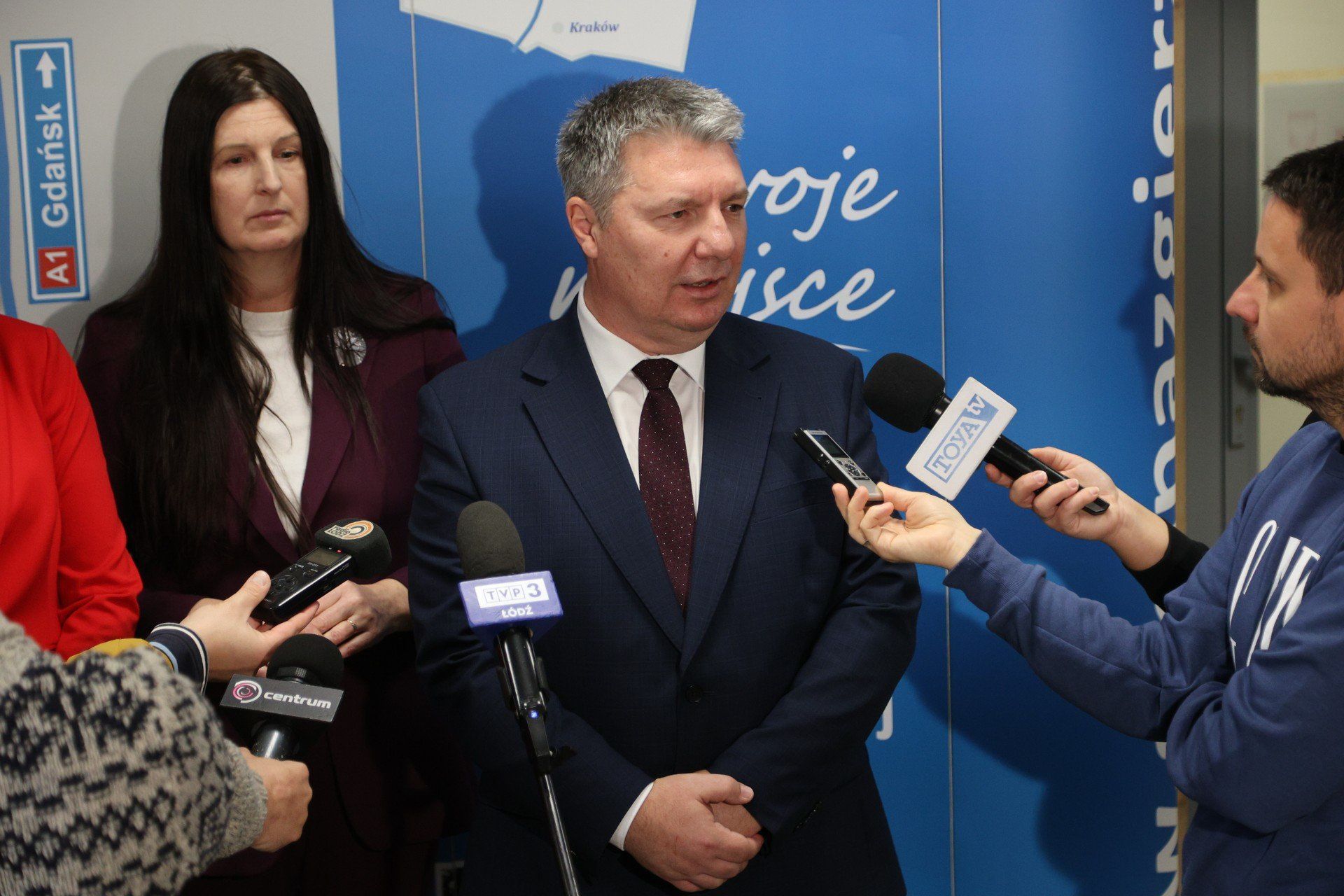 Wojewódzki Fundusz w Łodzi jest jedna z nielicznych tego typu instytucji w Polsce, która wyasygnowała ze swojego budżetu środki na wsparcie działań związanych z utylizacją odpadów niebezpiecznych. Najważniejsze że dzięki tym środkom minimalizujemy zagrożenie dla osób żyjący w okolicy składów odpadów niebezpiecznych.