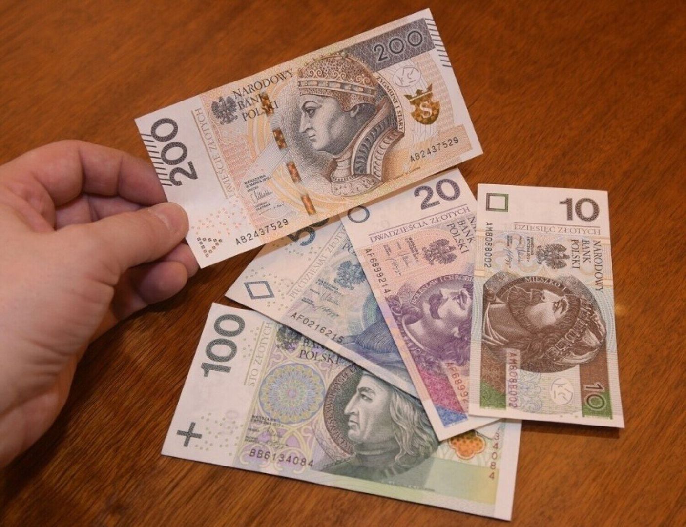 Dodatek w postaci emerytury honorowej to rodzaj świadczenia, które dostanie każda osoba. Należy spełnić jednak jeden warunek – skończyć 100 lat. Wiek jest tutaj jedynym kryterium jej przyznawania. Nie ważne zatem czy ktoś przepracował w życiu choć jeden dzień, ani czy pobiera standardową emeryturę.