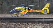 Żywiec: Wypadek w Beskidach. Pociąg zderzył się z osobówką! Poszkodowana kobieta trafiła do szpitala. Na miejsce wezwano śmigłowiec LPR