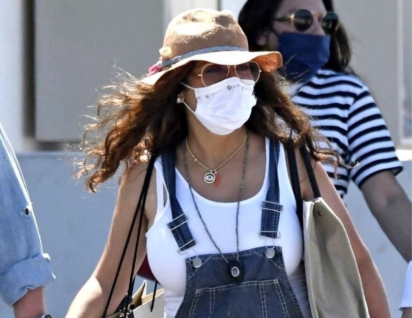 Salma Hayek z rodziną spaceruje po Mykonos