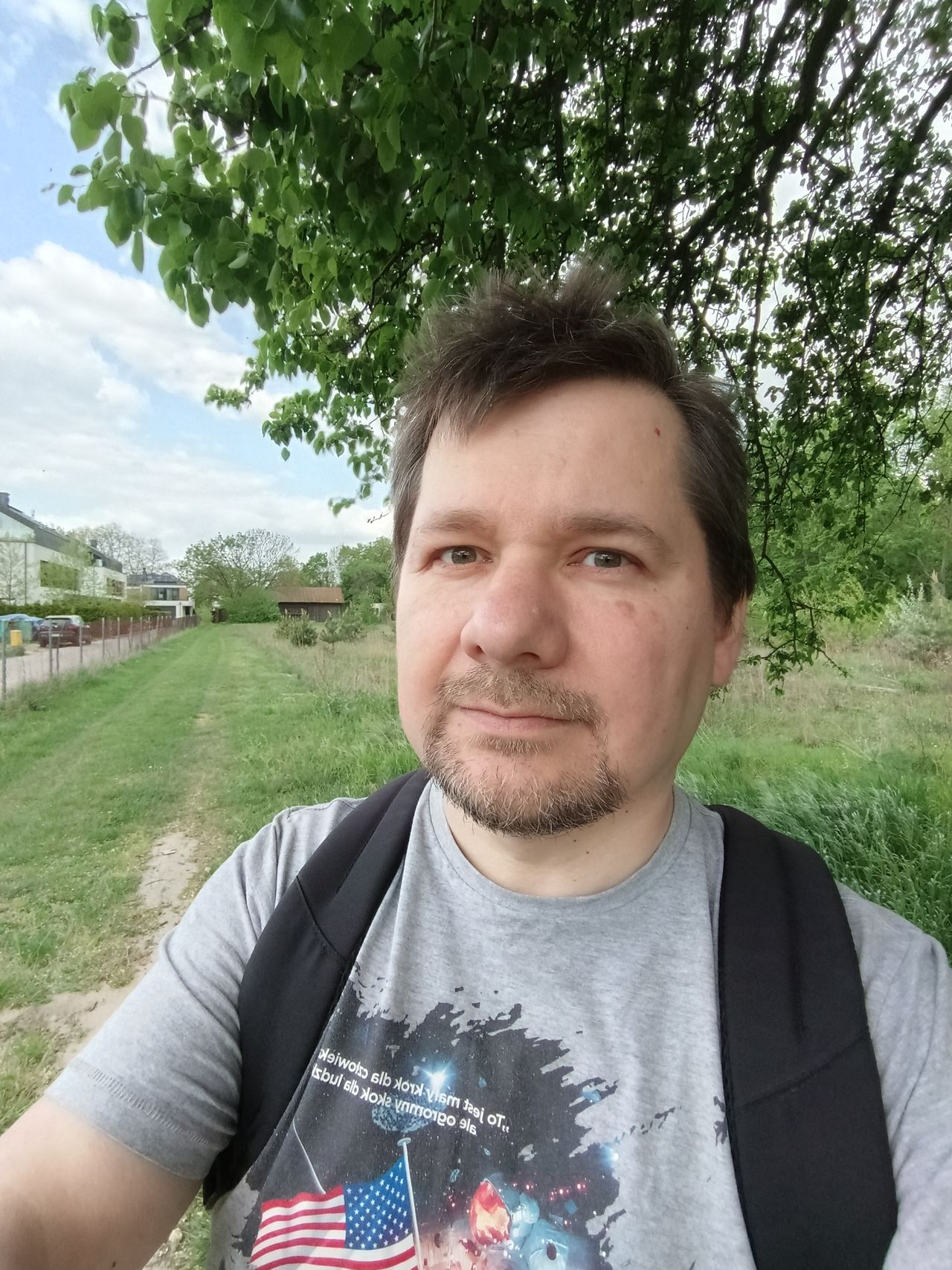 Zdjęcie z aparatu szerokokątnego (po lewej) i z aparatu podstawowego na przedzie (z prawej)