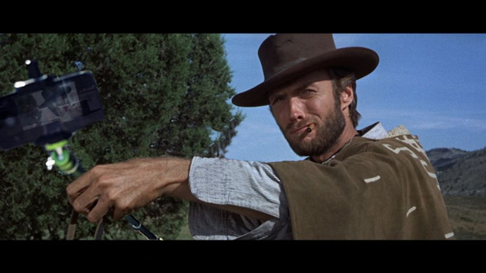 Nowy trend: kadry z kultowych filmów, na których broń zastąpiono aparatem z selfie oraz kciukiem do góry 1