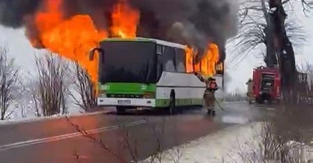 Pożar autobusu na Pomorzu – pasażerowie ewakuowani w ostatniej chwili